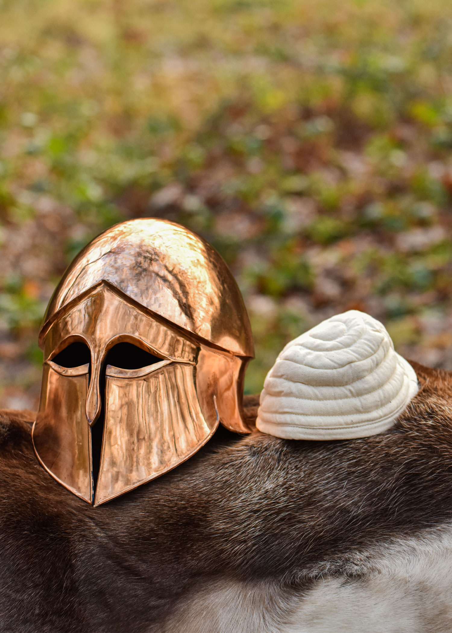 Casque corinthien en bronze. Magnifique réplique 100% bronze 1.2 mm d'un casque corinthien type "A". Taille: 58/64 cm. Livré avec une cale.