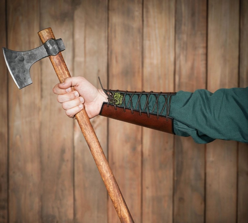 # Description SEO - Brassards en Cuir Motif Celtique ## **Titre SEO** (60 caractères) ``` Brassards Cuir Motif Celtique Spirale | Ranger GN Cosplay ``` ## **Méta-description** (157 caractères) ``` Brassards en cuir véritable avec motif celtique en spirale relief. Artisanat de qualité pour GN, cosplay et aventuriers. Cuir de buffle robuste. Ajustables. ``` ## **Étiquettes (Tags)** ``` brassards cuir, brassards celtiques, motif spirale celtique, brassards ranger, cuir véritable, accessoires GN, cosplay médiéval, brassards jeu de rôle, équipement aventurier, cuir de buffle, brassards artisanaux, accessoires celtiques, protège-bras cuir, brassards ajustables, costume médiéval, LARP, reconstitution historique, bracelet viking, style celtique, artisanat cuir ``` ## **Texte Alt Image** ``` Brassards en cuir de buffle véritable avec motif celtique en spirale en relief, ajustables par lanières, pour GN et cosplay ``` --- ### **Variante Alt (plus courte)** ``` Brassards cuir motif celtique spirale relief porté