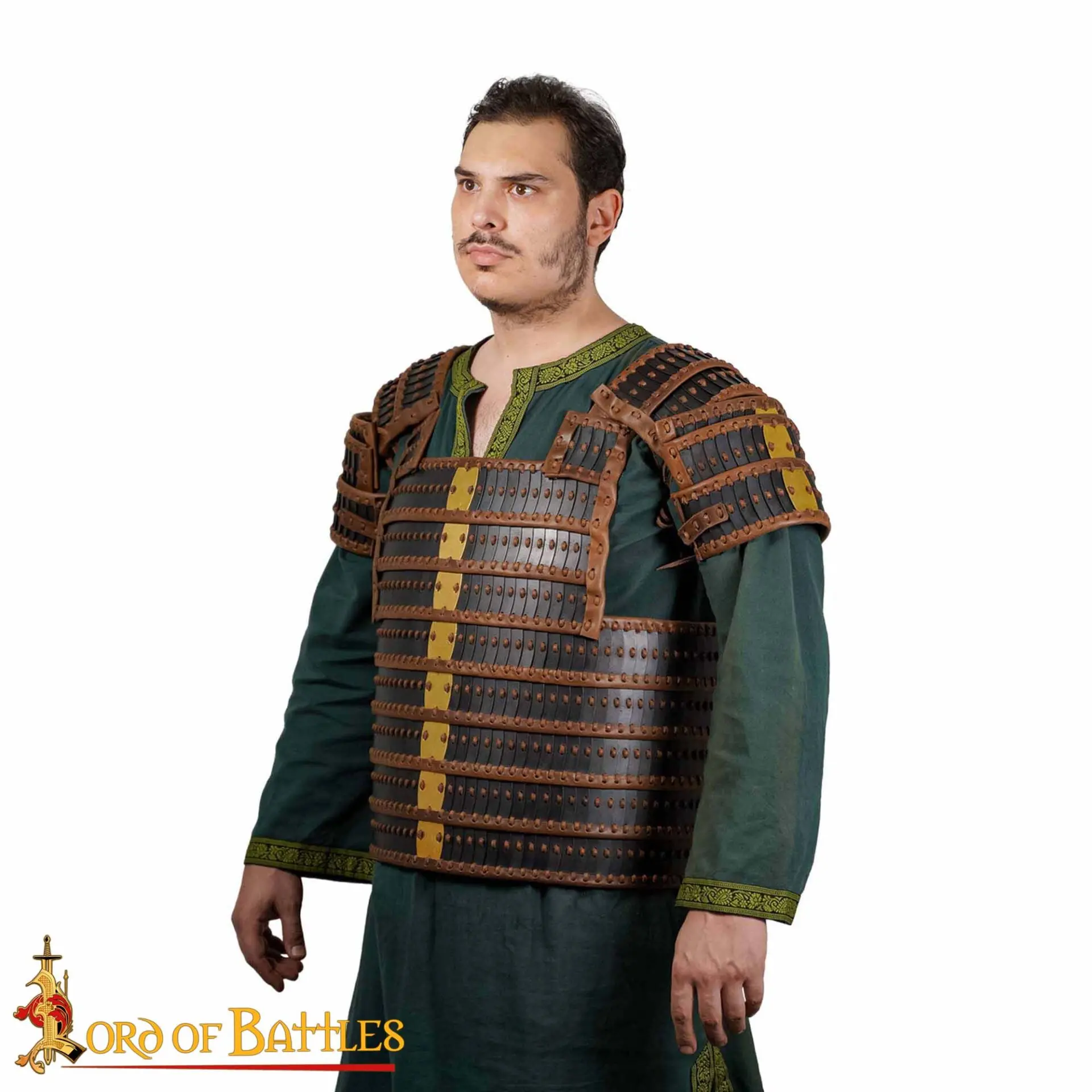 Armure à écailles médiévale La Milar profil - Protection du torse et mobilité des épaules en armure lamellaire