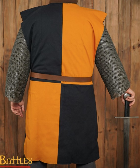Vue arrière du tabard médiéval montrant la coupe ample et confortable