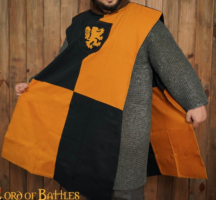 Tabard héraldique médiéval Lord of Battles avec lion écossais rampant noir et or ouvert