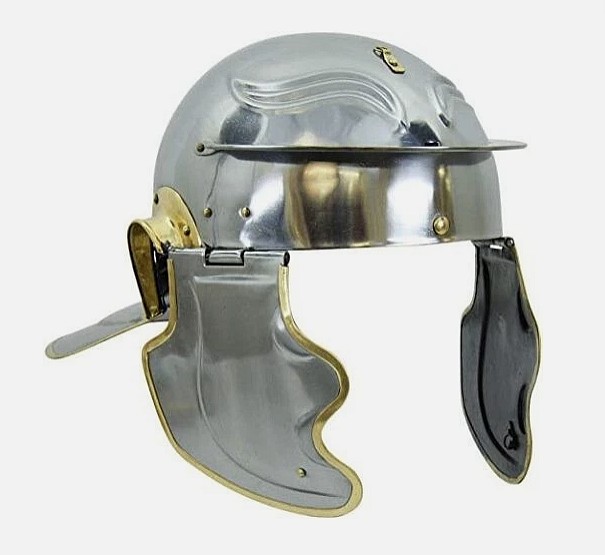 Casque de légionnaire romain impérial gaulois (type Weisenau) en acier poli avec garnitures en laiton, doté de garde-joues articulés et d'un long couvre-nuque, photographié sur un fond blanc.