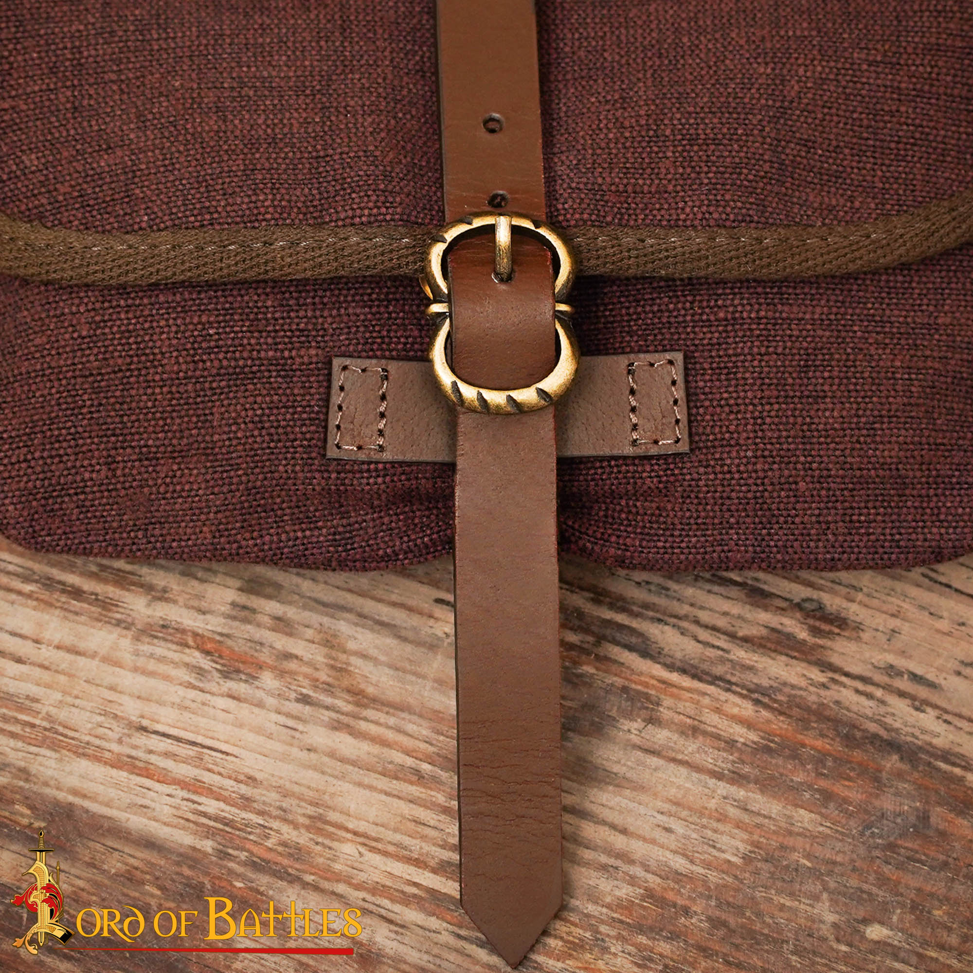 Installation sangle cuir boucle double anneau - Tutoriel ajustement médiéval pratique