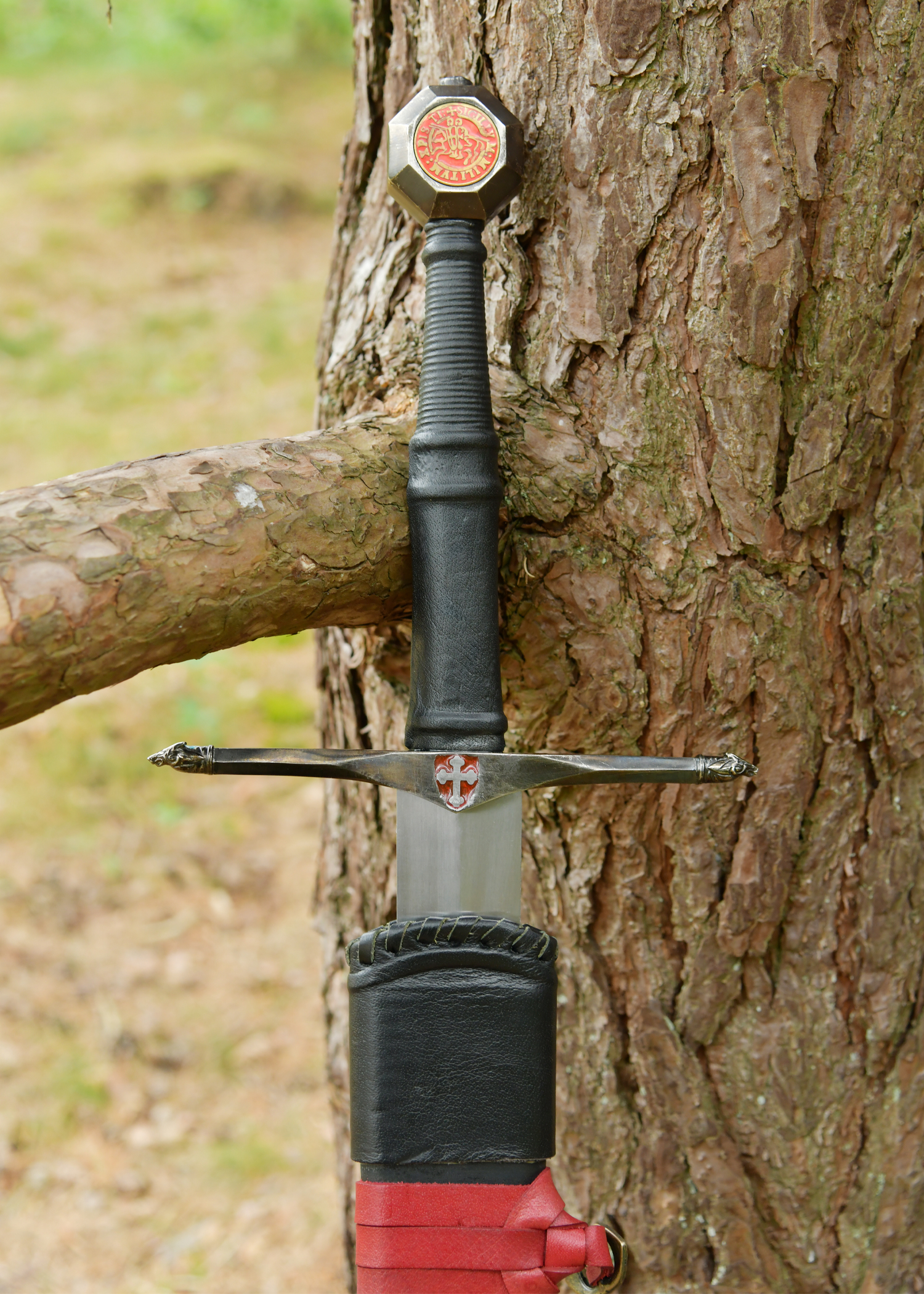 Garde d'épée ornée de têtes de loup et croix templière sur émail rouge