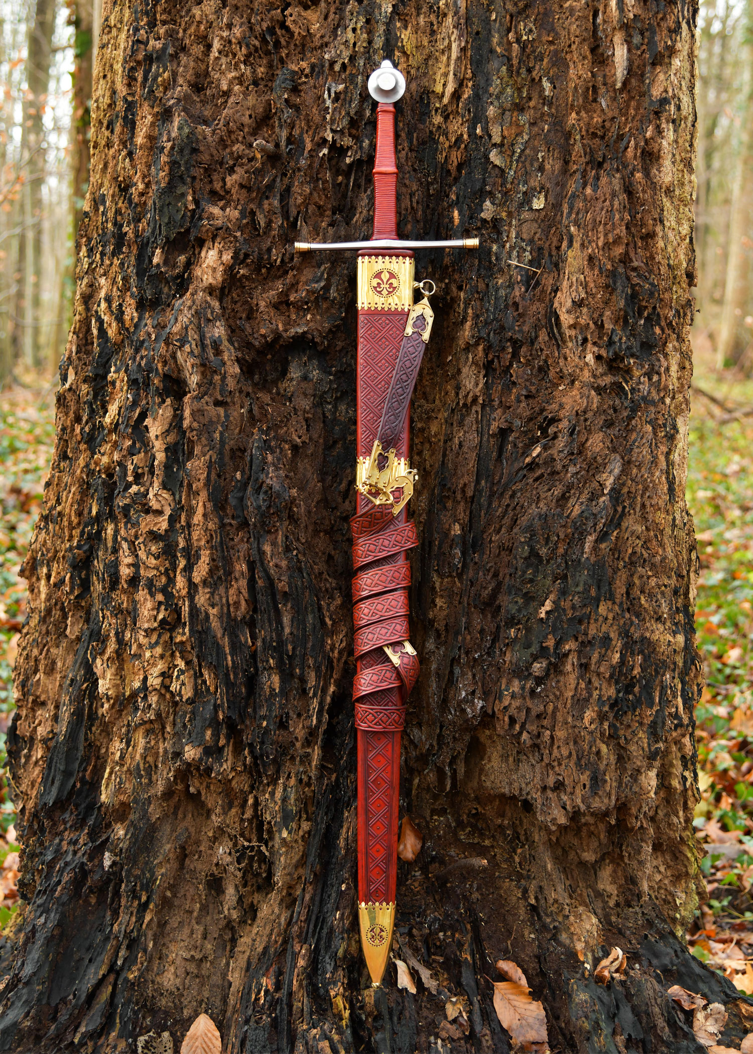 Epée médiévale allemande longue dans son fourreau de cuir rouge élégant et décoré de laiton